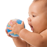 захранване на бебе кърмаче